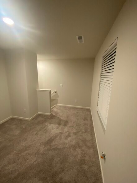 Building Photo - 427 Silo Ct