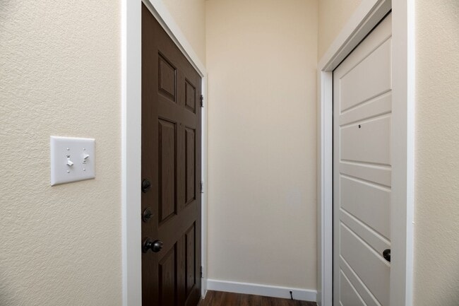 Building Photo - AVAILABLE NOW! GORGEOUS 2 BEDROOM FOUR PLEX LOCATED IN MIDLOTHIAN ISD!