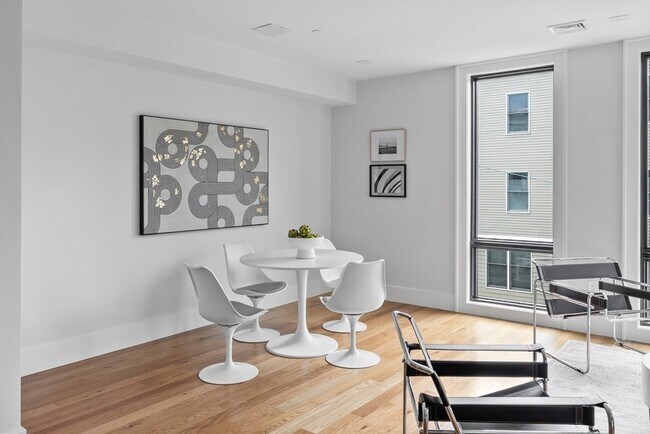 Building Photo - 532 E 3rd St