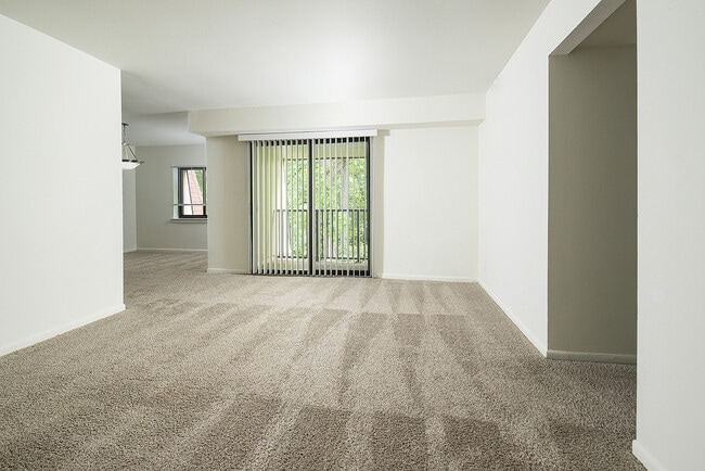 Living Room - Fairway Park Apartments & Townhomes