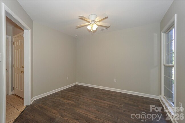 Building Photo - 840 Emerson Dr