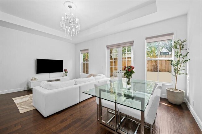 Building Photo - 515 SW 18th Ave