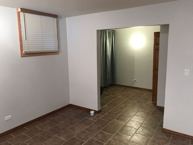Building Photo - Large Lincoln Park 2 Bed, 2 Bath Duplex