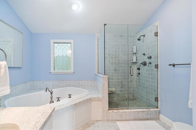 Building Photo - 90 Macomber Ln