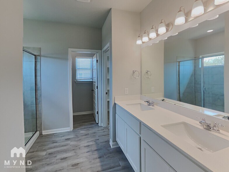 Building Photo - 705 Hays Hill Dr
