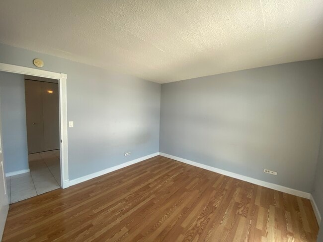 Building Photo - 1043 S York Rd