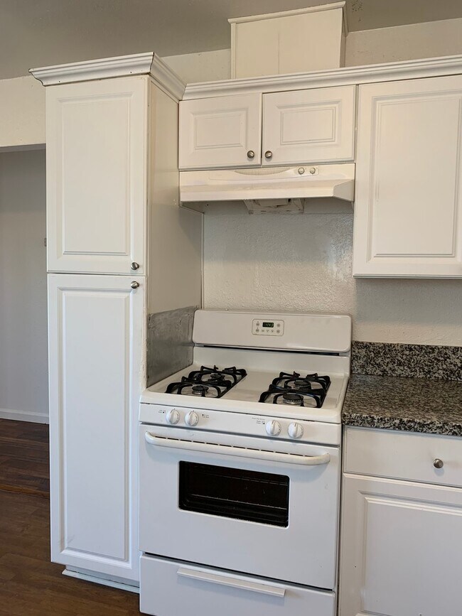 Building Photo - 4077 Oakcrest Dr