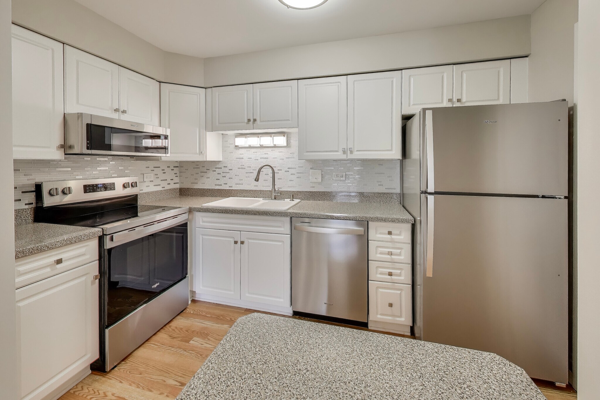 Building Photo - 613 W Central Rd