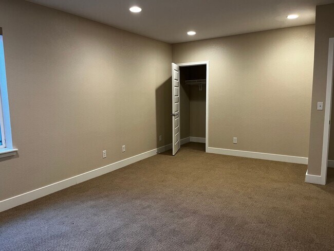 Building Photo - Gorgeous 4 Bed, 3.5 Bath Home in North West Denver