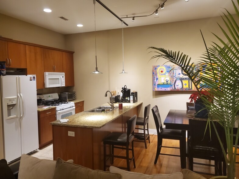 Kitchen - 1105 Mayberry Plaza