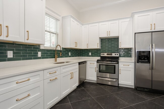 Building Photo - Downtown Close to Forsyth Park