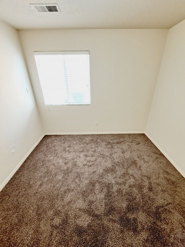Building Photo - 4 bed home available in Huning Ranch!