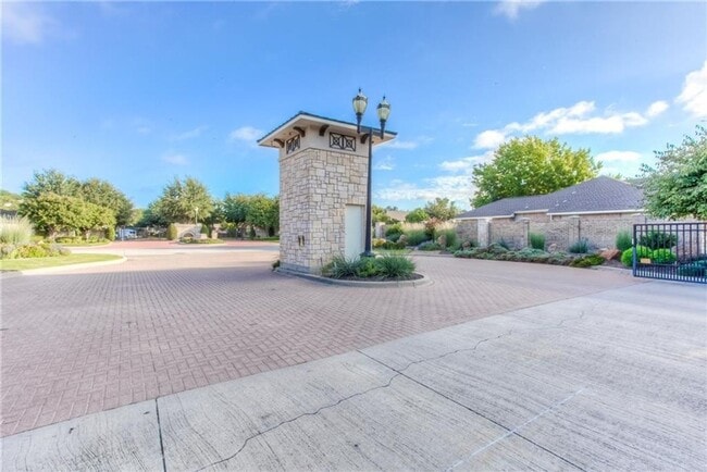 Building Photo - Spacious 3 Bed- 2 Bath in the Exclusive Private Riverwood Addition- SW Fort Worth- 76116