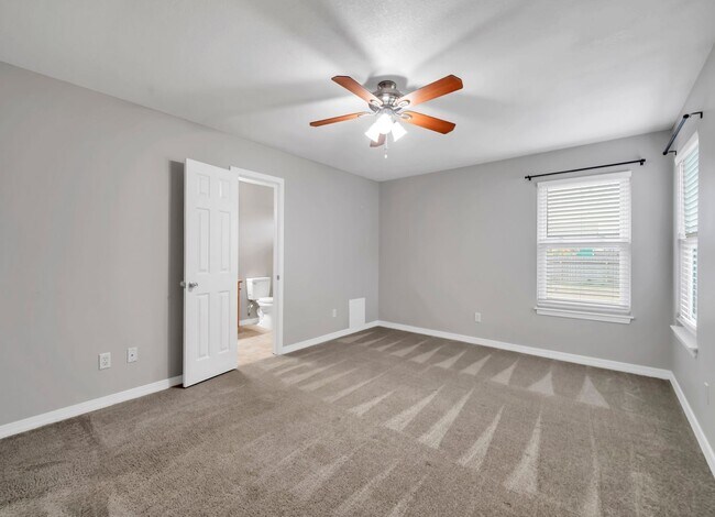 Building Photo - Charming East Navarre Home