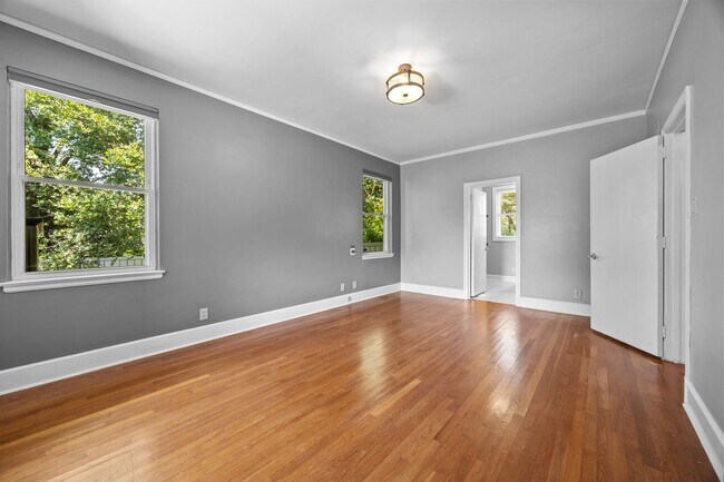 Building Photo - Gorgeous and Spacious 3 Bedroom Ranch in T...