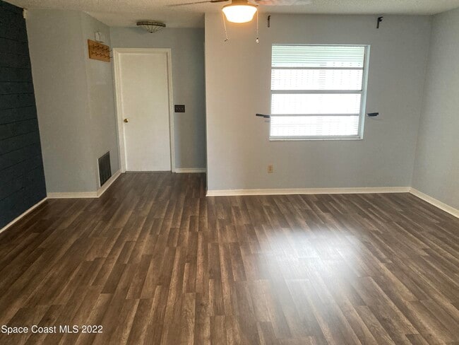 Building Photo - 711 Walnut Dr