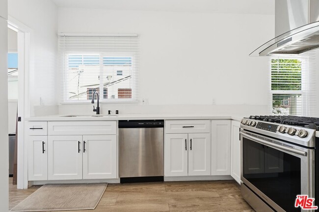 Building Photo - 455 Rexford Dr