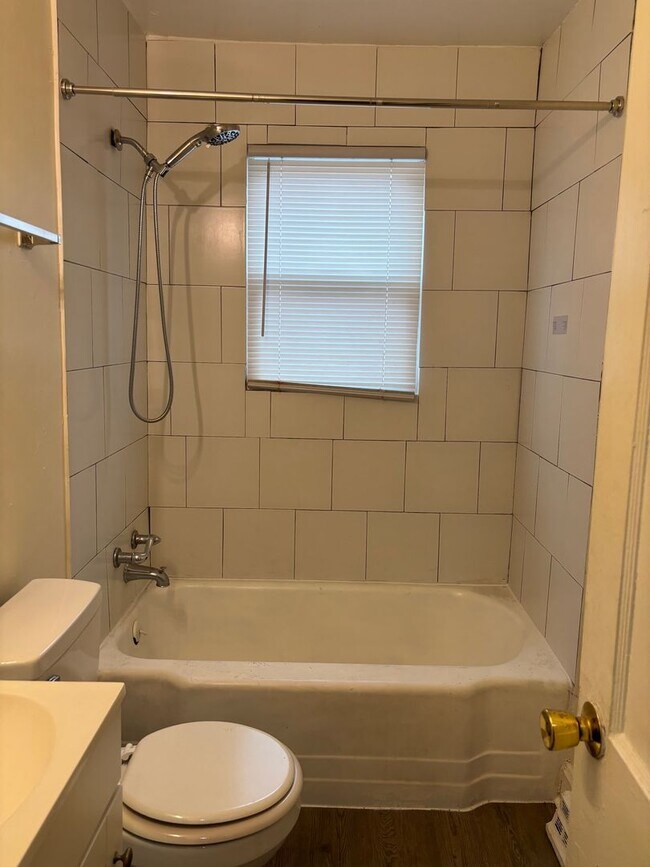 Building Photo - 1916