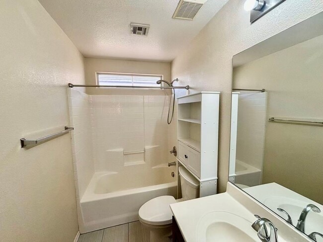 Building Photo - Beautiful 4 bedrooms home in desirable Green Valley