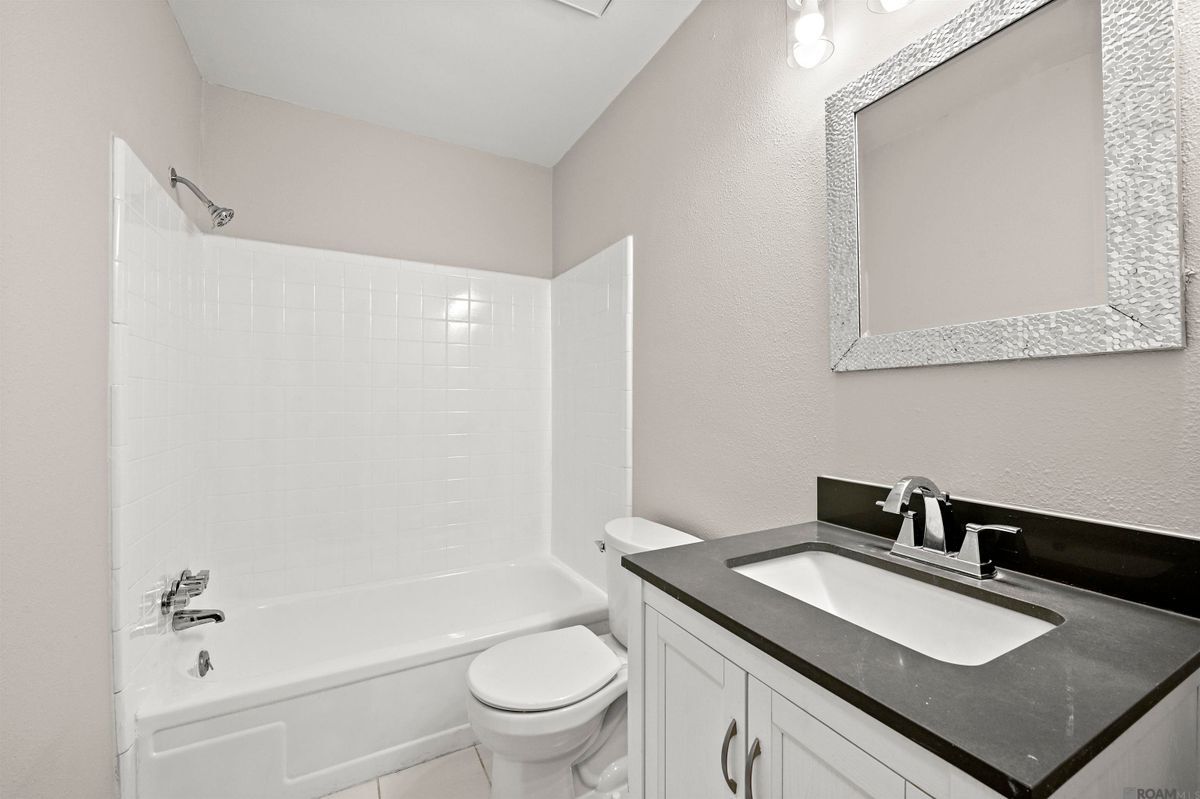 Building Photo - 9219 Baronne Dr