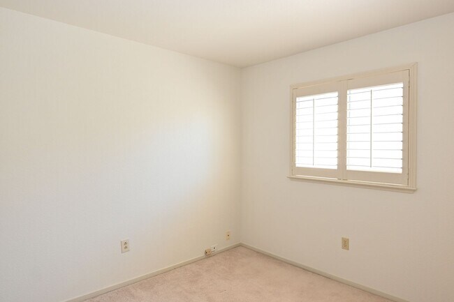 Building Photo - 1105 Vista Pointe Cir
