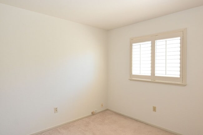 Building Photo - 2 story home, gated community, near Shops ...