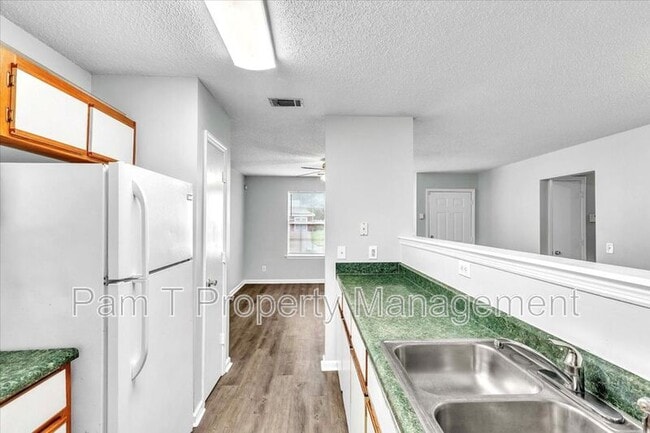 Building Photo - 215 Laurelwood Dr