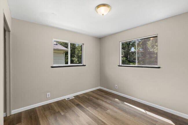Building Photo - Charming 3-Bedroom Home with Fenced Yard a...