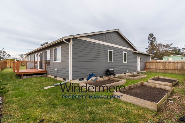 Building Photo - 3 Bedroom Home in Sierra - Fully Fenced/La...