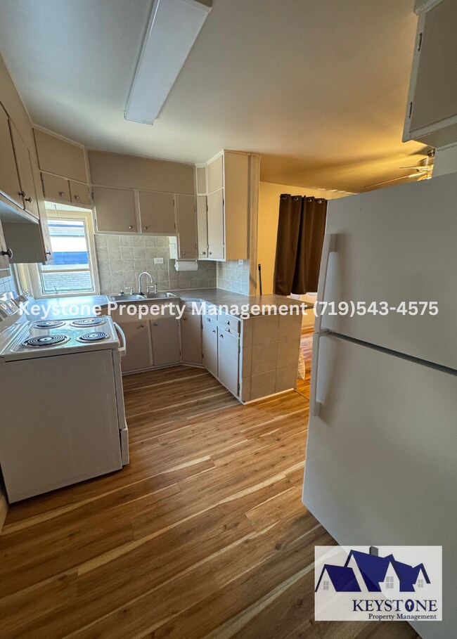 Building Photo - Beautifully Renovated 2+ Bedroom Plus / 1 ...