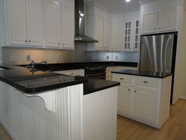 Building Photo - 4 Bedroom 3.5 bathroom Rental Home in Ford...