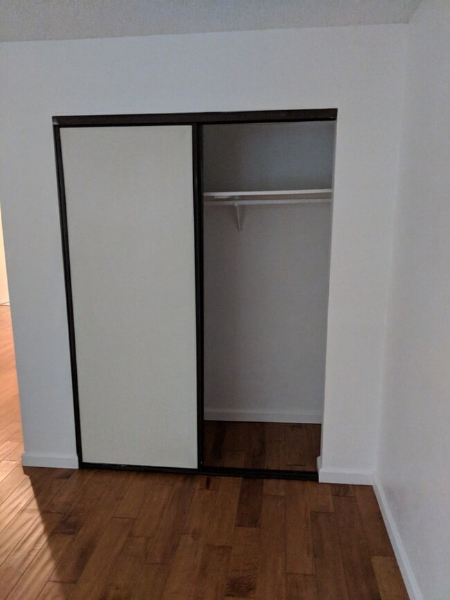 Building Photo - Great Condo in WeHo for Rent