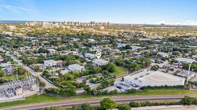 Building Photo - 1321 NE 13th Ave