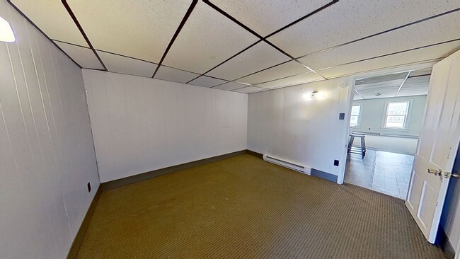 Building Photo - Spacious 2nd Floor Apartment