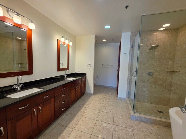 Building Photo - Fantastice High Rise with Full City Views!