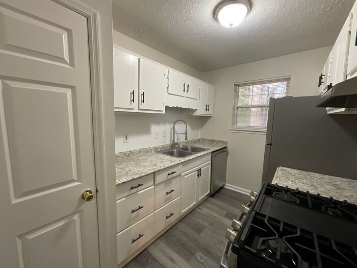 Building Photo - 2336 Pebble Rock E