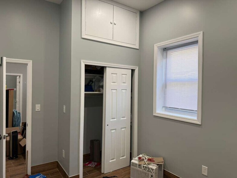 Building Photo - 100 E Valley Stream Blvd