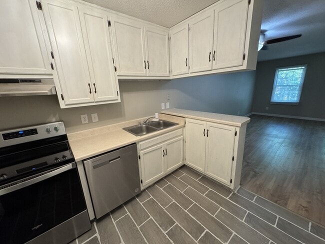 Building Photo - 2080 Woodlawn Dr SW