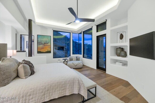 Building Photo - 5810 E Cholla Ln