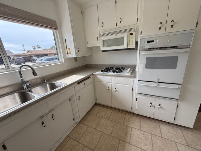 Building Photo - Cardiff 3 br one level large yard pet OK  house TEXT 760-815-3696