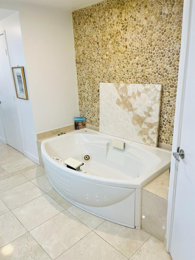 Building Photo - 16275 Collins Ave