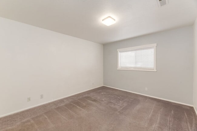 Building Photo - Updated Condo In Excellent Location!