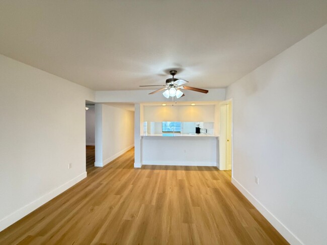 Building Photo - SUNNY AND LARGE!!  TOP FLOOR 2 BED 2 BATH ...