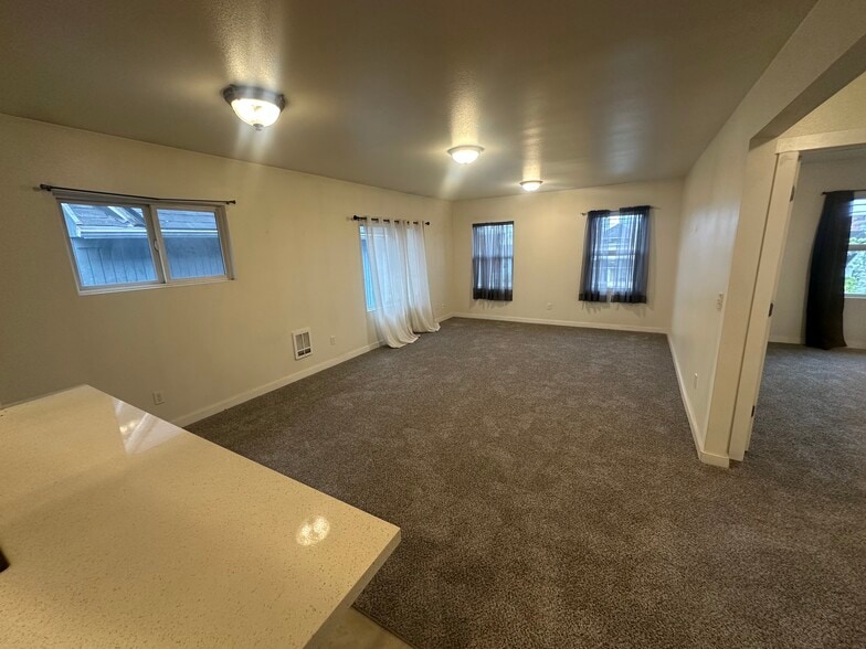 Large living Room - 2413 Everett Ave