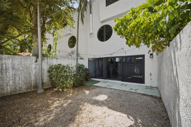 Building Photo - 3233 Mary St