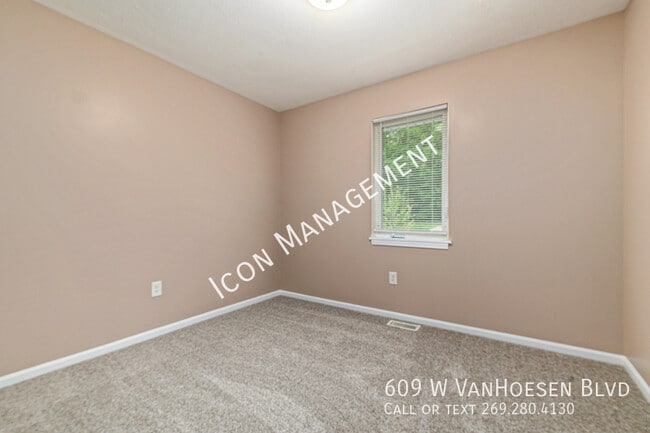 Building Photo - 609 W Van Hoesen Blvd