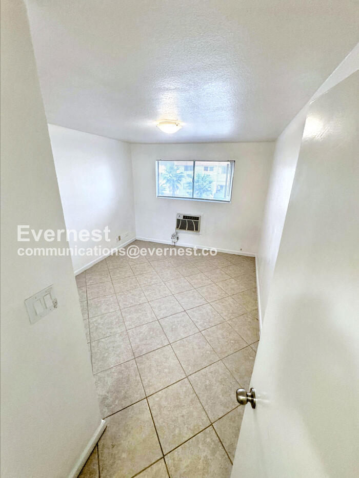 Building Photo - 5396 S Swenson St