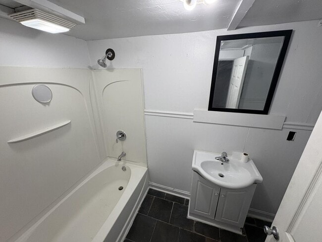 Building Photo - 829 N Lynn St