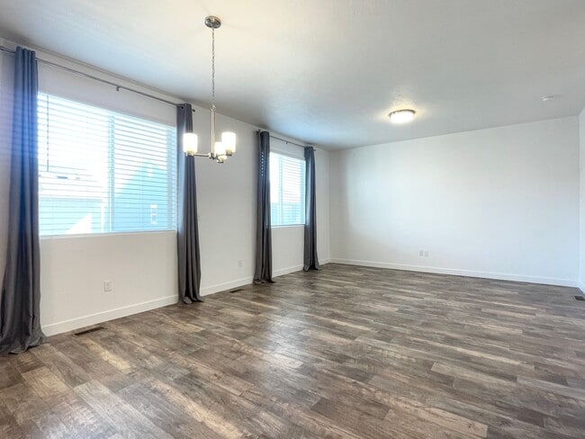 Building Photo - HOLIDAY MOVE IN SPECIAL!