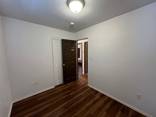Building Photo - 3 BEDROOM HOME NEAR THE FOOTHILLS!